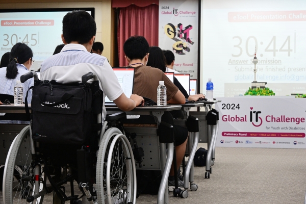 지난 16일 서울 여의도에서 열린 예선 대회에 참가한 한국 장애 청소년들이 '파워포인트 활용 능력 평가'를 진행 중인 모습. 사진=LG전자