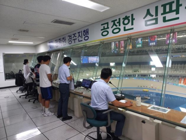 광명스피돔 종합심판실에서 오는 13일 ‘경륜 선수와 함께하는 심판판정 참관 프로그램’을 시행할 예정이다.