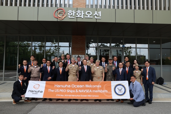 미국 해군 함정사업을 주관하는 장성단이 27일 경기도 시흥에 위치한 한화오션 시흥R&D캠퍼스를 방문, 세계 최고 수준의 R&D 시설을 직접 눈으로 확인했다.(첫번째줄 왼쪽 세번째부터 특수선 해외사업단장 정승균 부사장, 제품전략기술원장 손영창 부사장, 미국 해군 NAVSEA(Naval Sea Systems Command)  윌리엄 그린 제독(소장), 한화오션 김희철 사장, 토마스 앤더슨 제독(소장), 방위사업청 함정사업부장 신현승 준장, 특수선사업부장 어성철 사장)