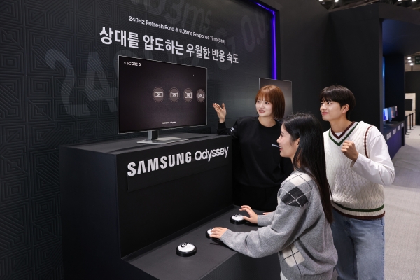 삼성전자 모델이 지스타 2024 오디세이 모니터 체험존 'All Ready. OLED'에서 오디세이 모니터의 높은 주사율을 경험할 수 있는 '동체 시력 테스트'를 체험하고 있다. 사진=삼성전자