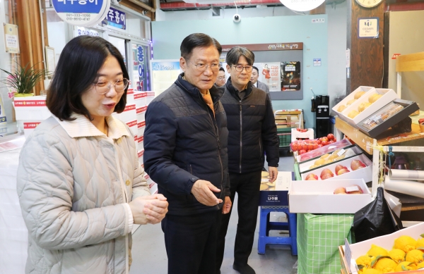 한전KPS, 설 맞이 전통시장 장보기…아동복지시설에 1천만원 상당 명절용품 전달